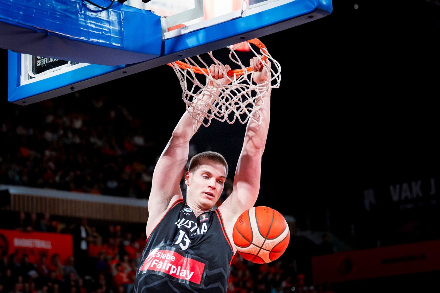 Fynn Schott officially signs with Utah basketball....